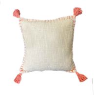 Almofada cru com tassels rosa 40x40cm