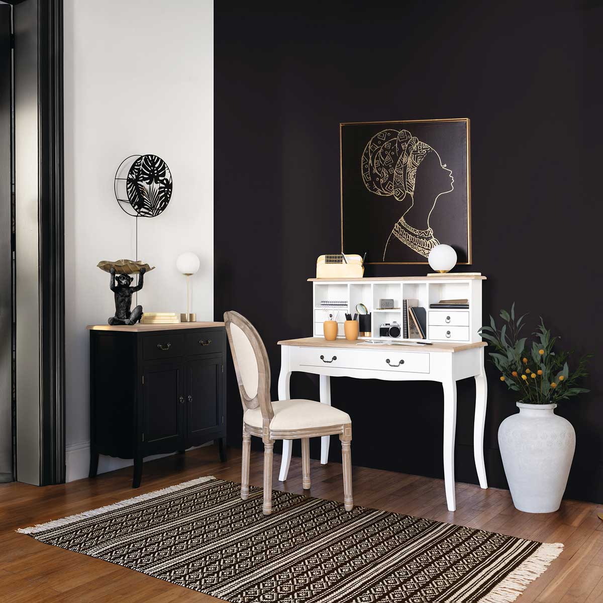 Candeeiro de mesa dris bola branca e base reta dourada