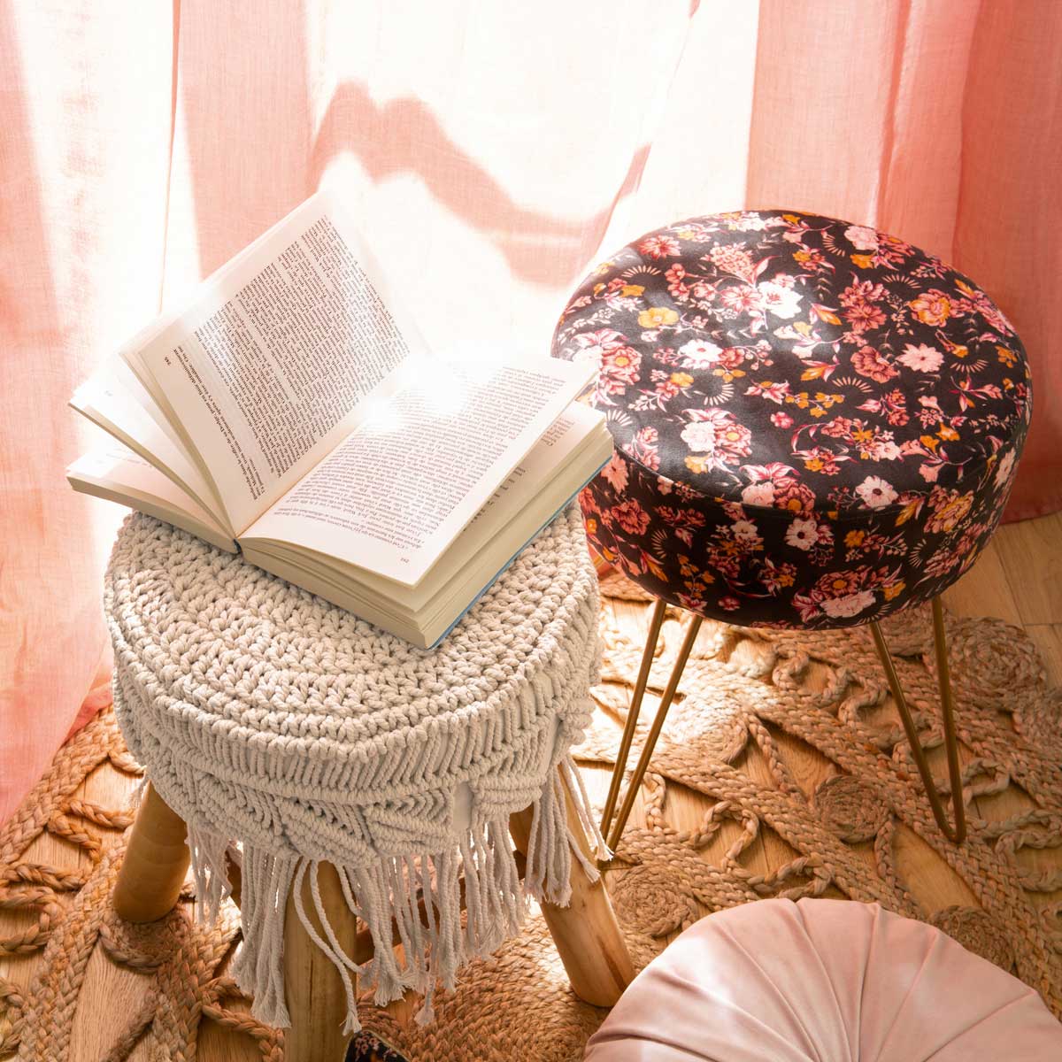 Tamborete macram&eacute; bege com pernas em madeira