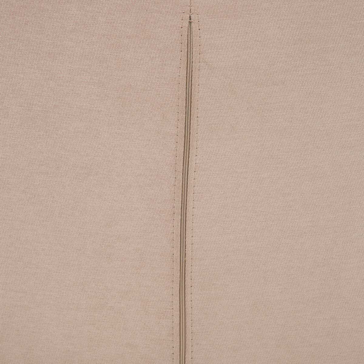 Cadeir&atilde;o em tecido bege com pernas pretas VISOCA