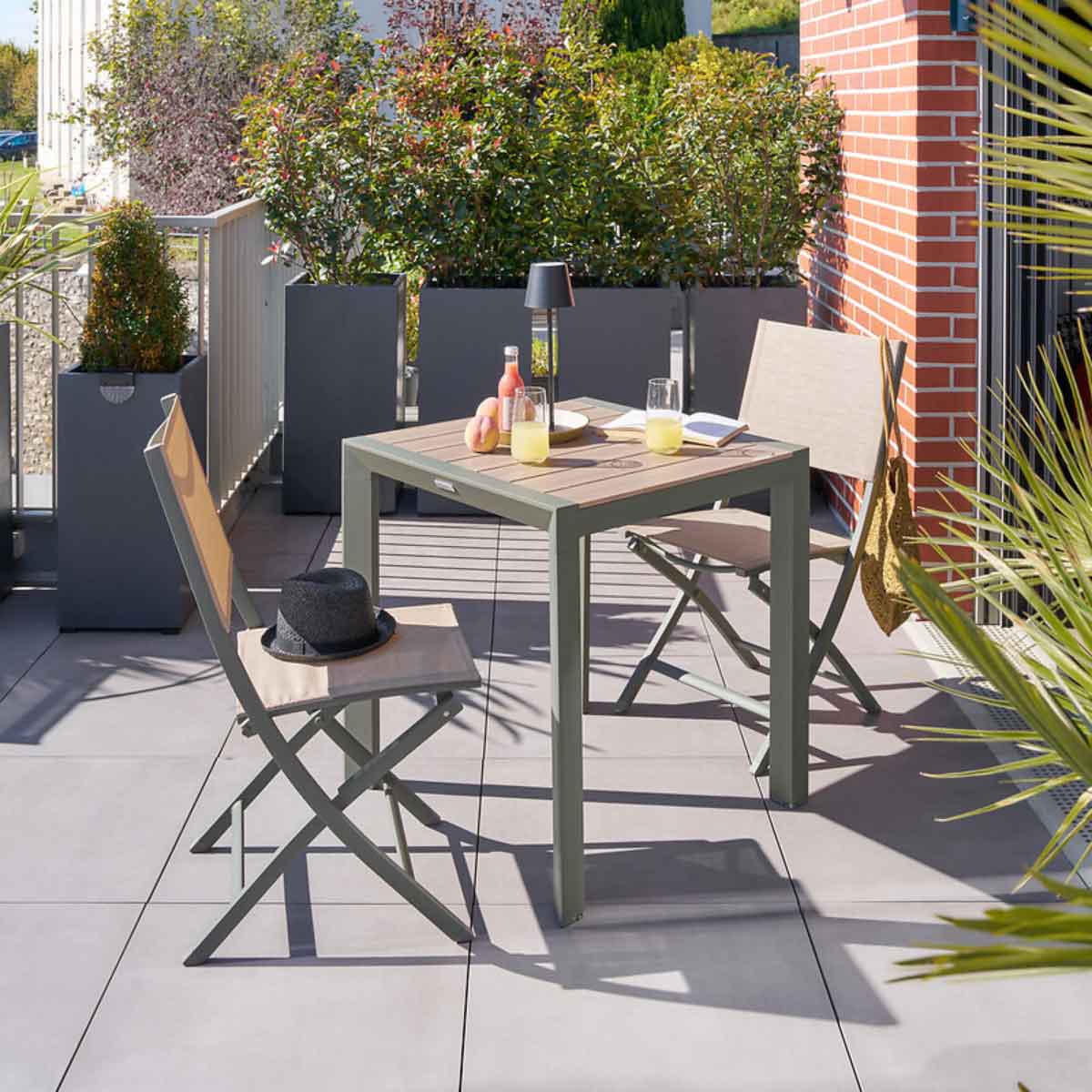 Mesa fixa EVASION verde em alum&iacute;nio 70x75cm