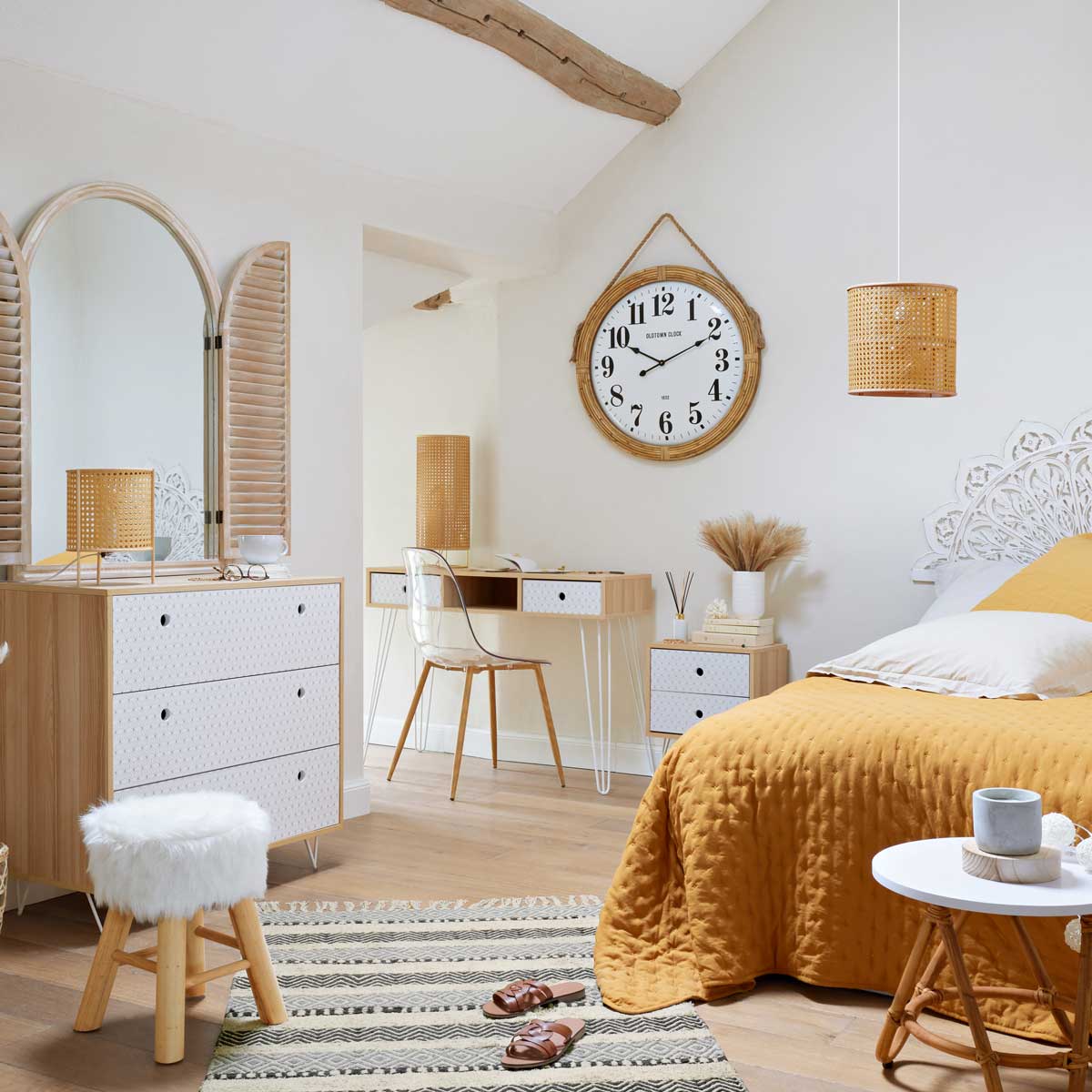 Tamborete com pelo branco e pernas em madeira