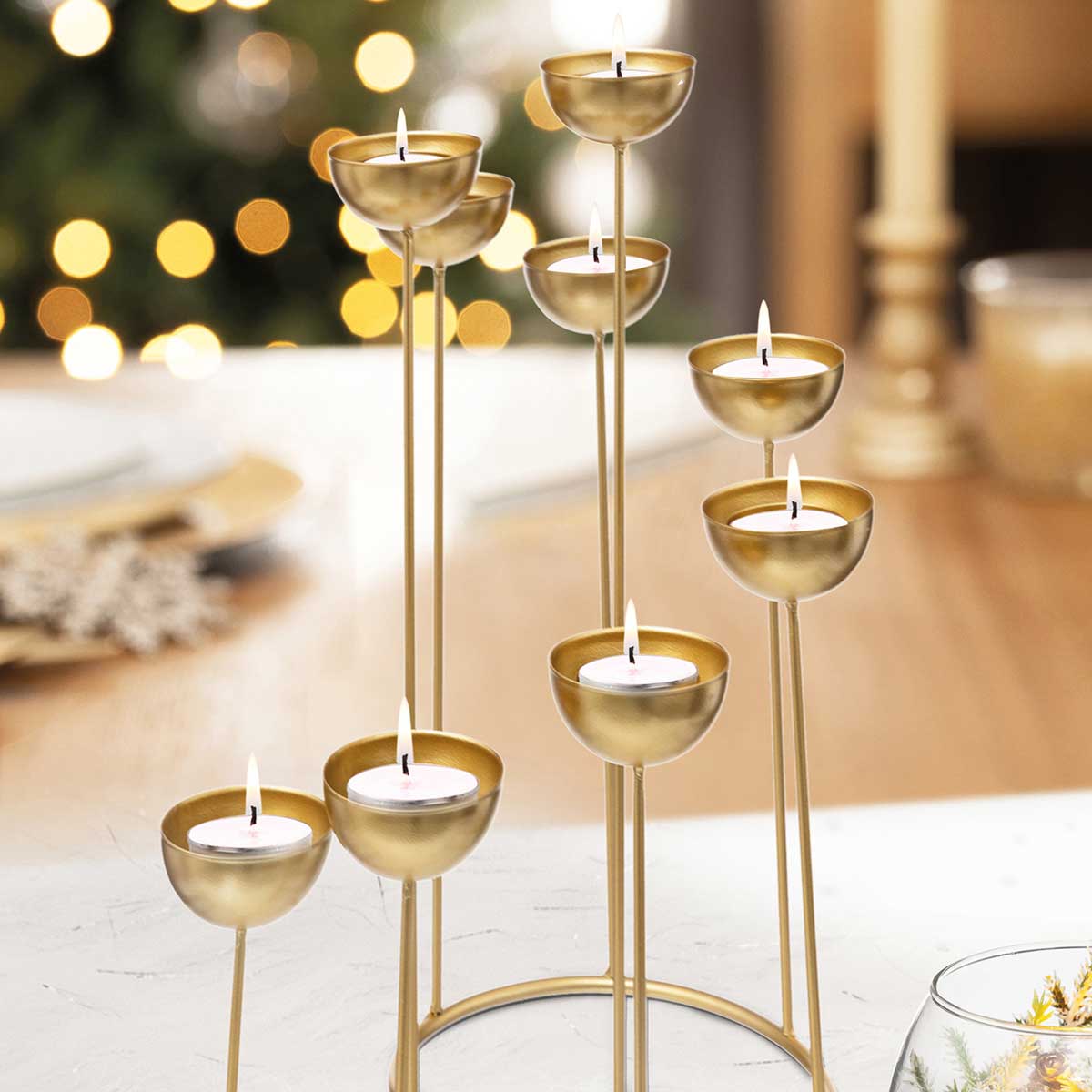 Castiçal espiral dourado em metal