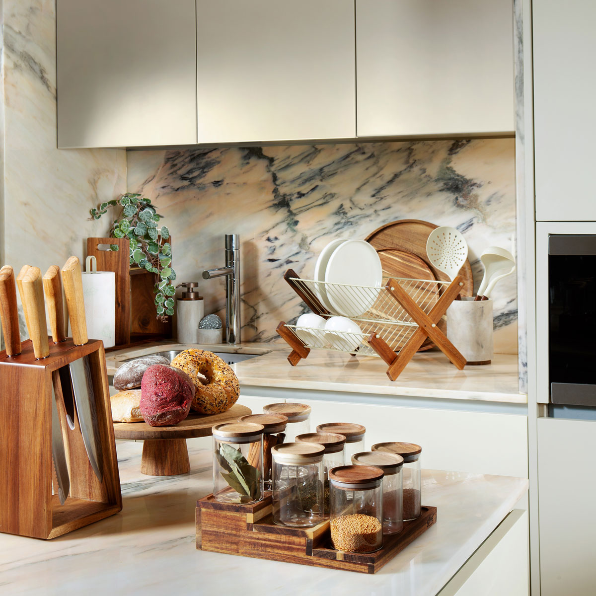 Escorredor lou&ccedil;a dobr&aacute;vel bege em metal