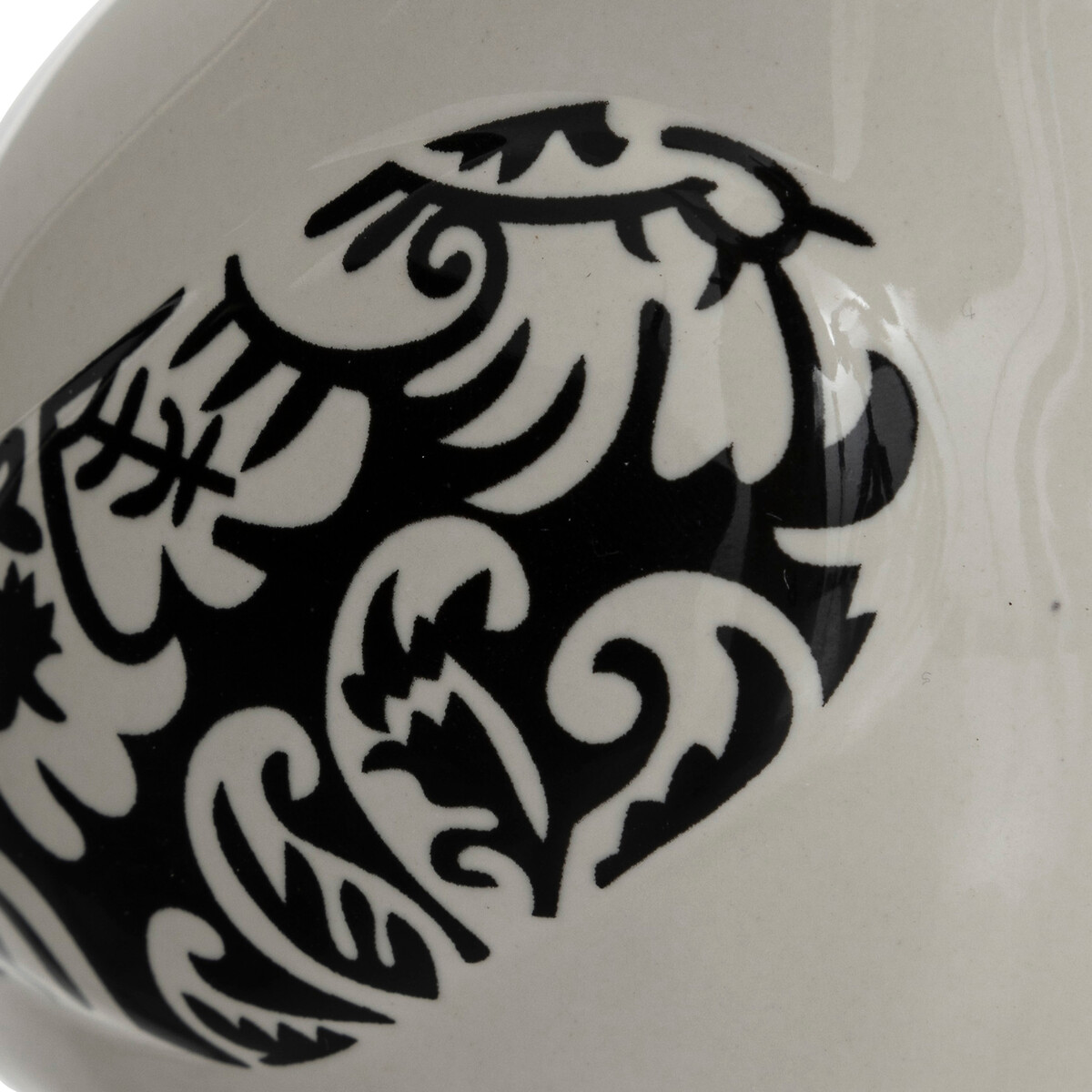 Est&aacute;tua de passaro branco e preto em cer&acirc;mica