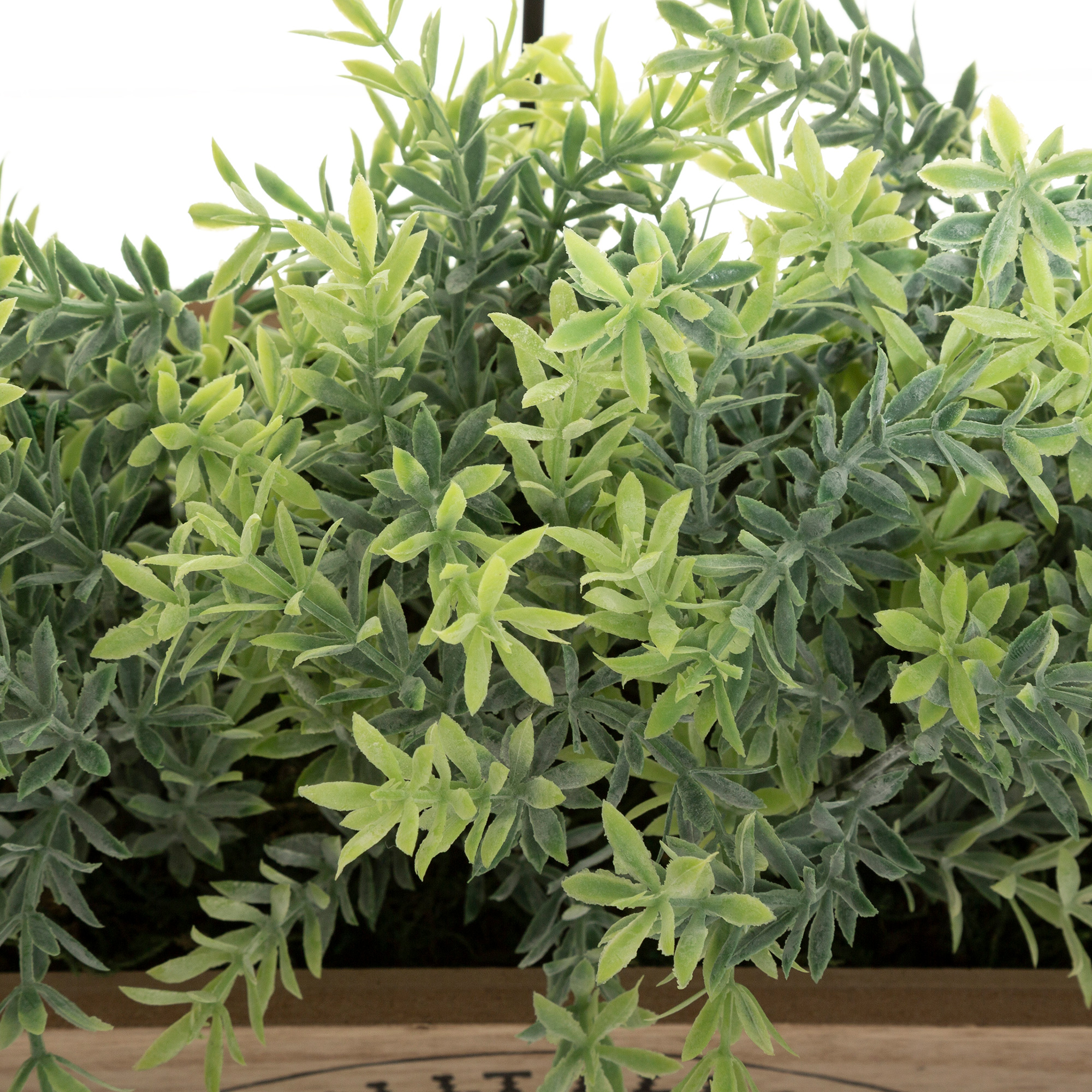 Floreira com plantas artificiais