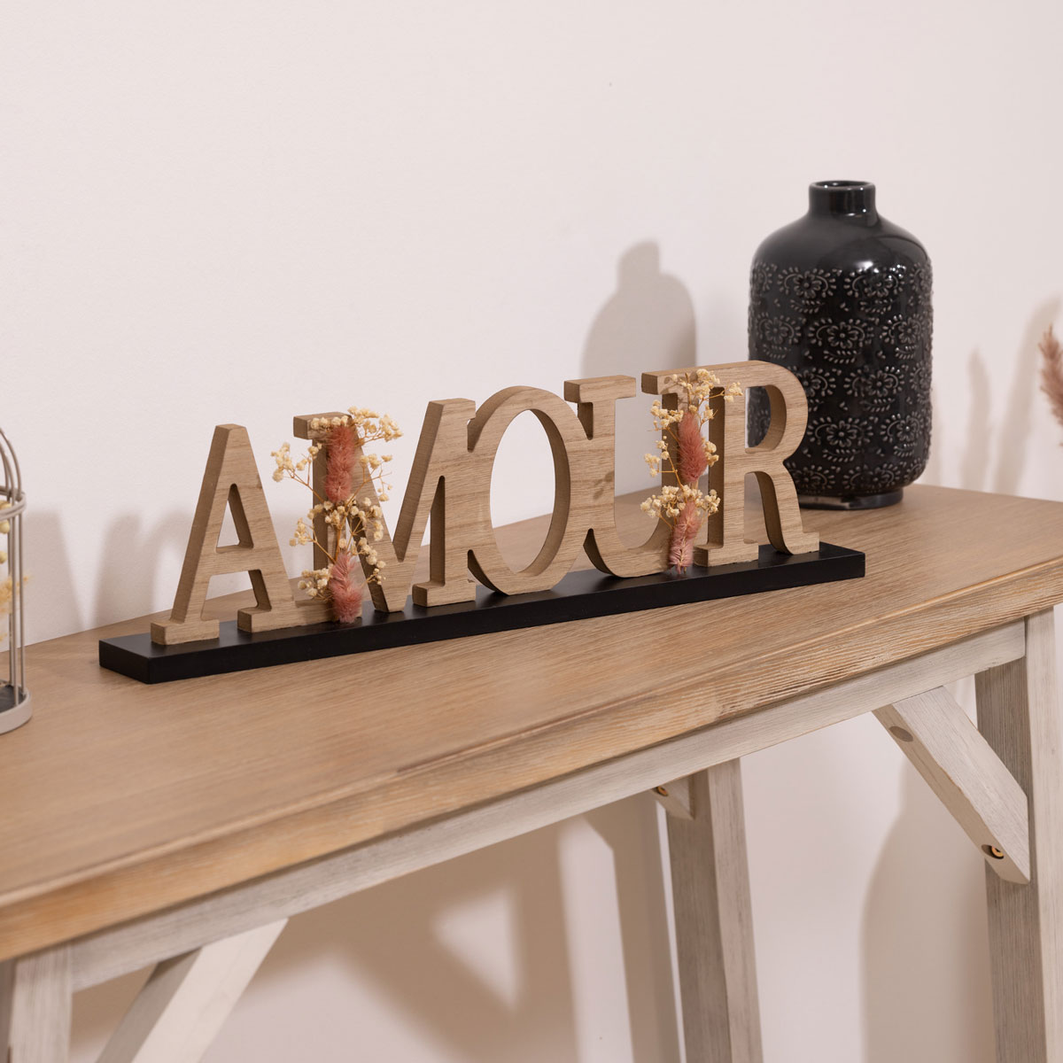 Palavra decorativa amour em mdf com flores