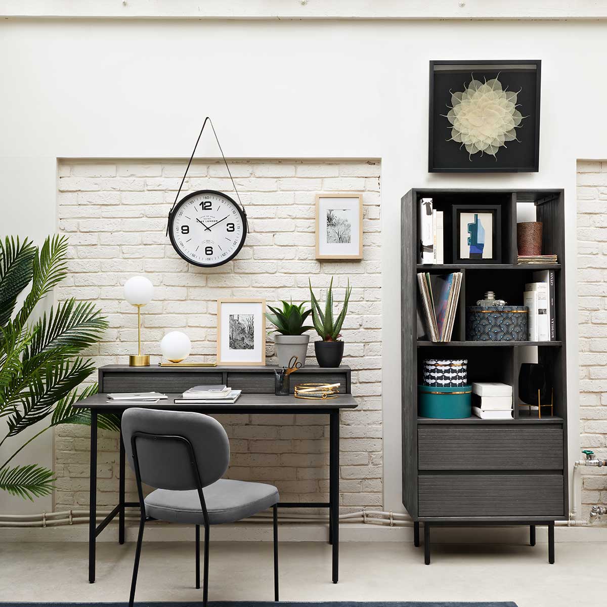 Candeeiro de mesa dris bola branca e base reta dourada