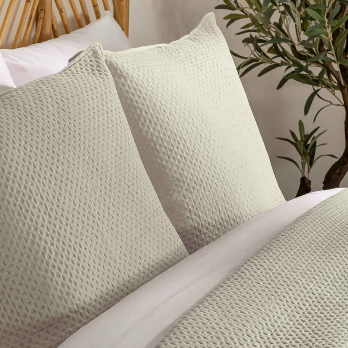 Colcha e 2 capas de almofada DOLCE bege 240x260cm